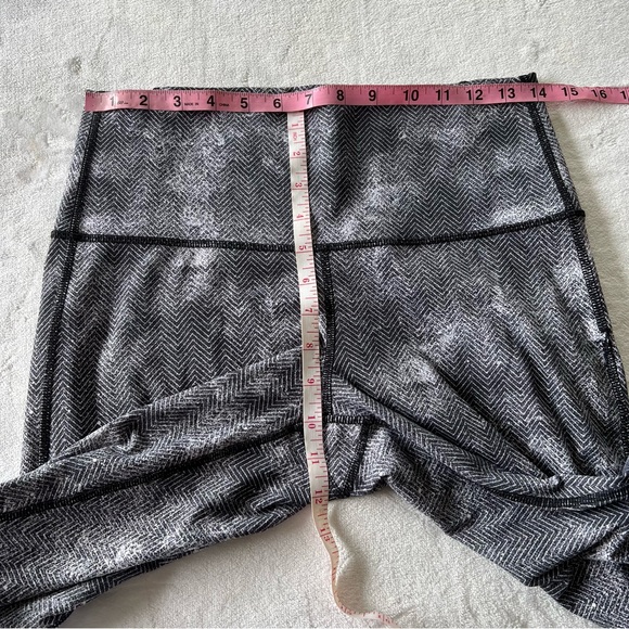 Lululemon Essential Rhythm Crop Full-On Luxtreme in Diffusion White Black - Picture 8 of 9